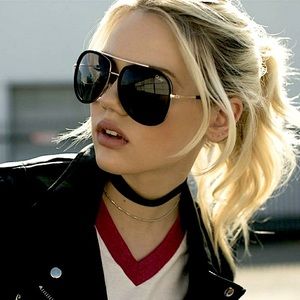 QUAY Needing Fame Black gold sunglasses